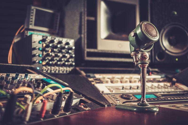 錄音棚里的幕后英雄 音樂制作人的工作與創(chuàng)作